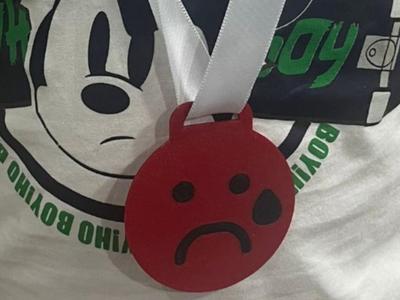 Medal for children with bad behavior/ medalha mau.