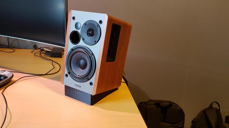 Bookshelf speaker stand (Edifier R1280T)