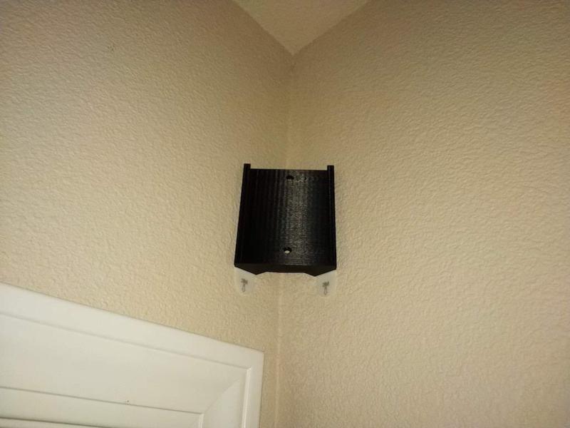 Valve Index Base Mount Corner Bracket: Command Strip Version