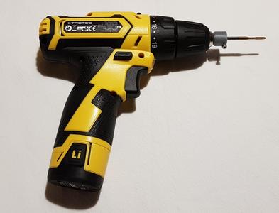 Thread cutter to cordless screwdriver adapter