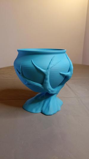 Flower pot or bowl with a lid