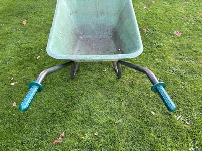 Wheelbarrow handles (Schubkarrengriffe)