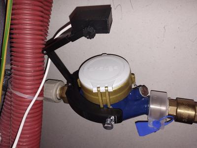 Horseshoe-shaped universal camera mount for water meter