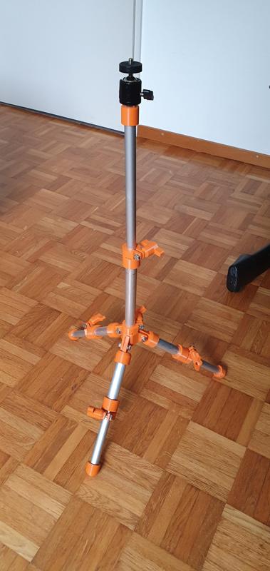 Compact photo tripod