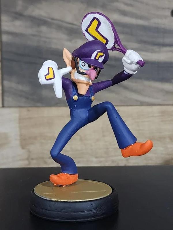 Waluigi Smash Amiibo Figure