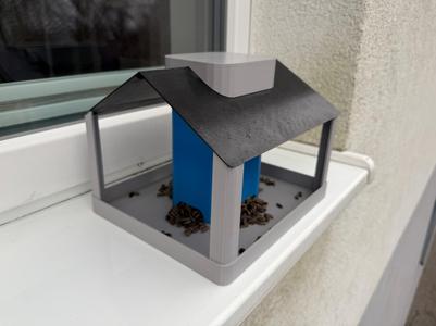 Bird Feeder with Seed Reservoir