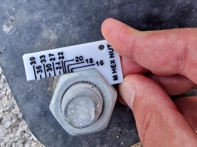 Hexagonal bolts and nuts mini gauge