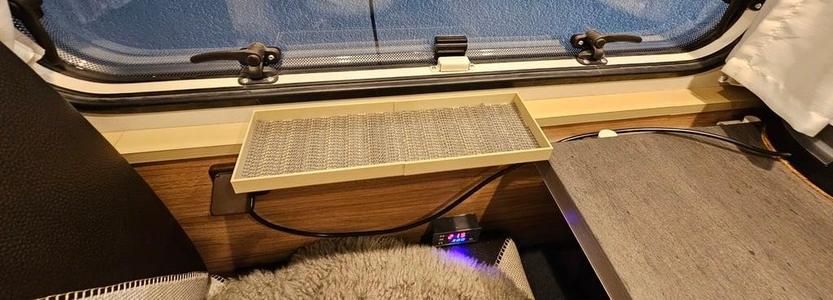 Fensterbank mit Ablagefläche für Weinsberg CaraCompact Pepper 600 MEG