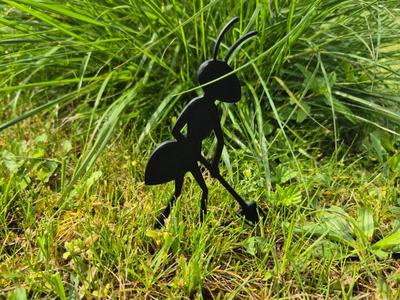 Mini gardener ant sculpture digging with a shovel