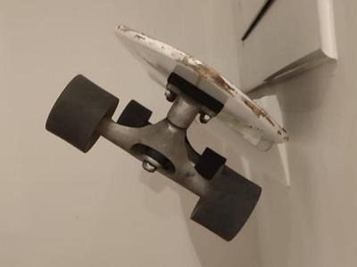 Super strong wall skate stand