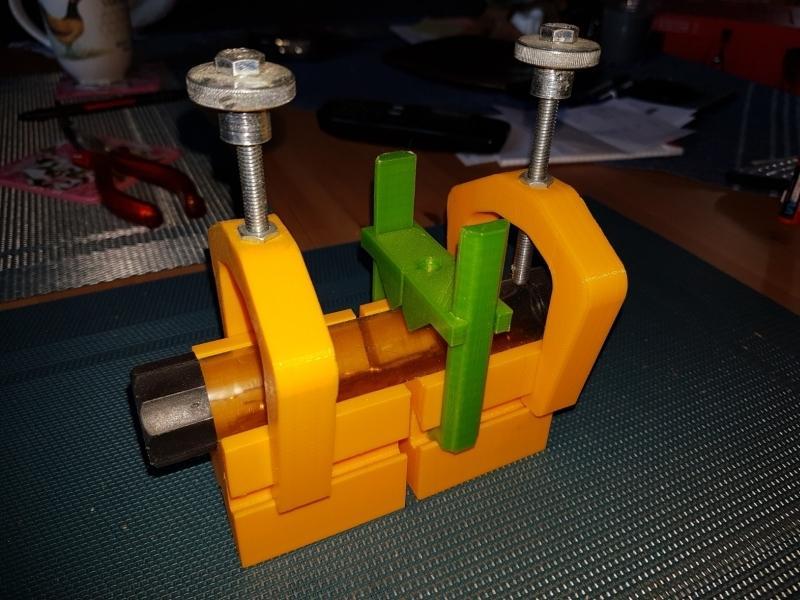 Prisma mit Bügel zum spannen, anreißen, halten usw.