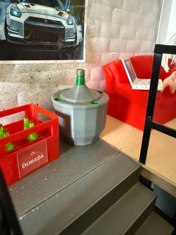 La Victoria wine carafe 1/10th scale