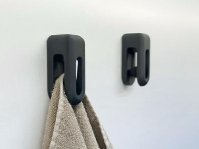 SELF-LOCKING HANGER