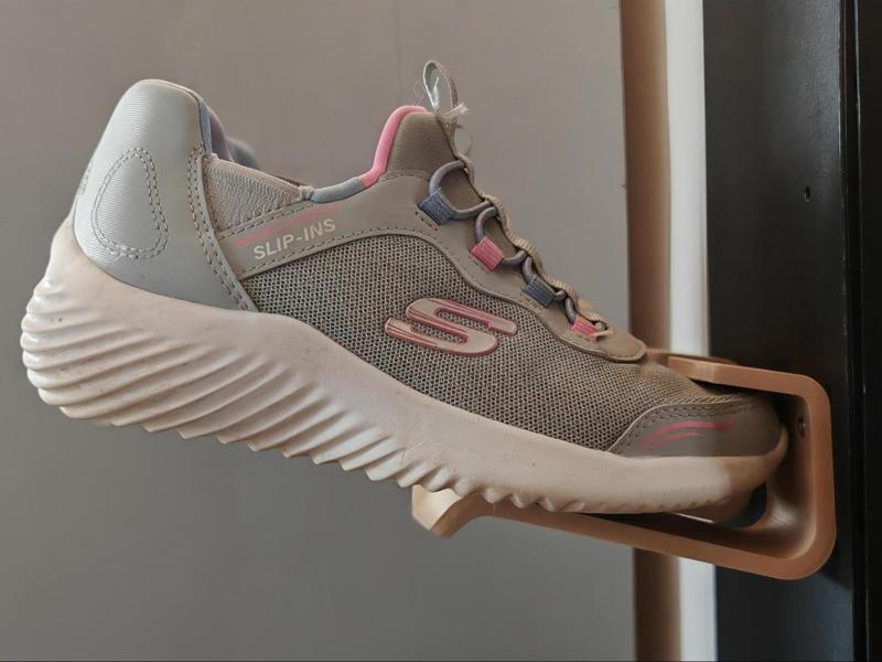 Gravity shoes wall rack