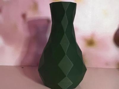 vase low poly etroit