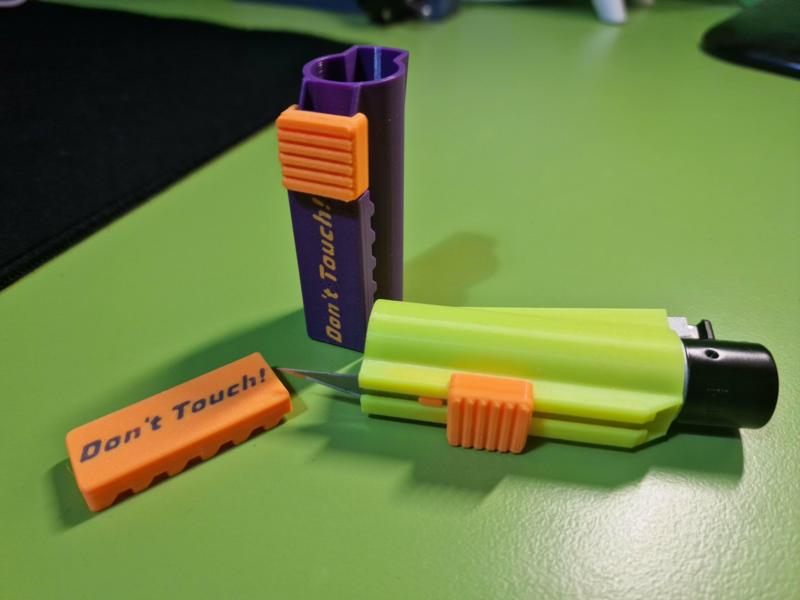 Clipper cover with integrated cutter