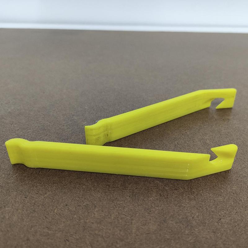 Lever to disassemble bicycle tires