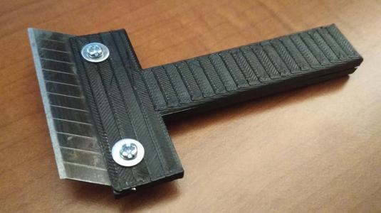 Scrapper with snap-off blade