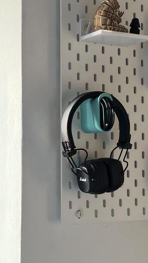 Headphones holder with cable storage
