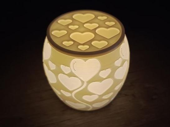 Heart-shaped tealight holder with lid
