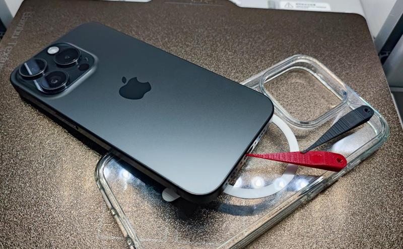 Charging port cleaning tool