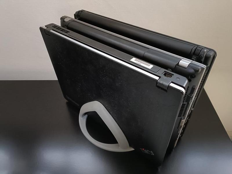 Vertical laptop stand (3 laptops)