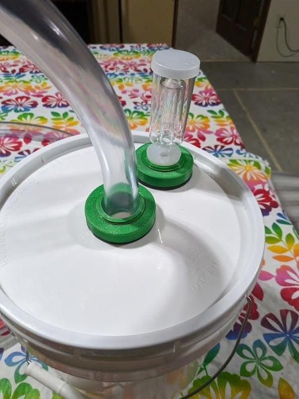 Brewing bulkhead for bung or pipe/blow off tube in a bucket lid