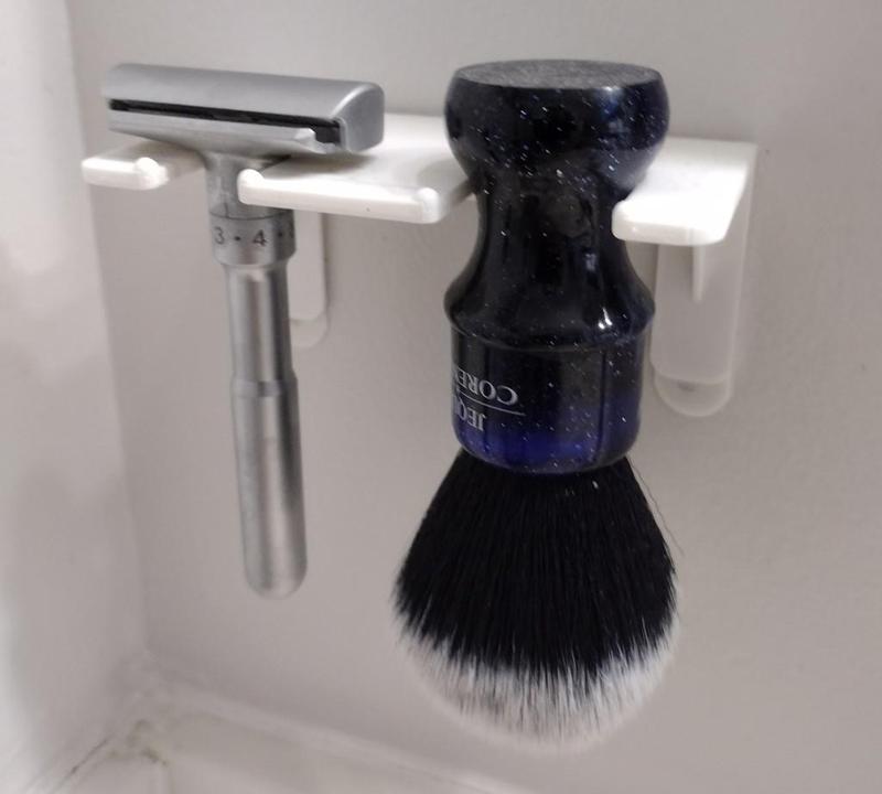 Razor and brush holder with Ribs