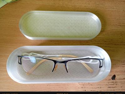 Adjustable glasses case