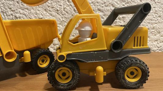 Construction figure for sand box
