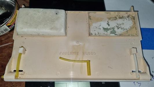 Pool skimmer box weir retaining clips