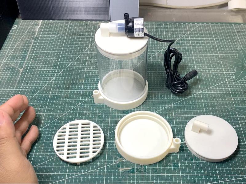 Miniature aquarium filter, small filter cartridge.