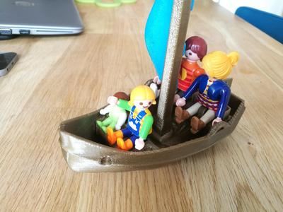 Sailing boat with 2 benches