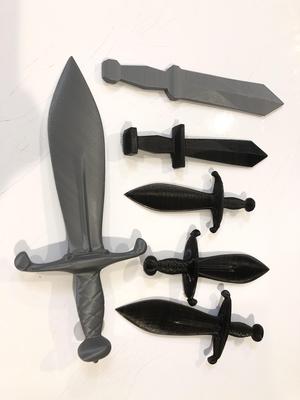 Fantasy short swords or daggers - low res to high res