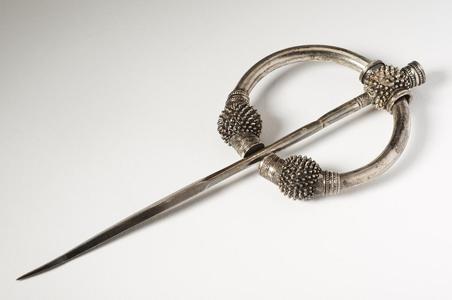 Ball type penannular thistle brooch