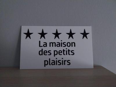 Sign 'La maison des petits plaisirs'