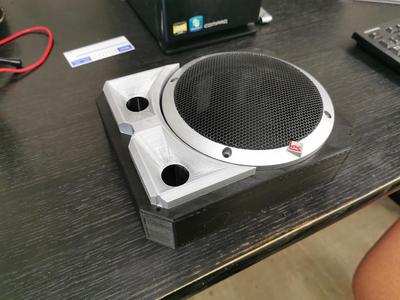 Spiral labyrinth speaker box