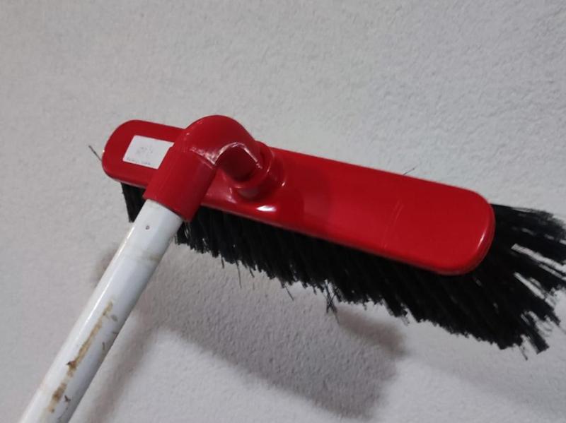 90° broom holder