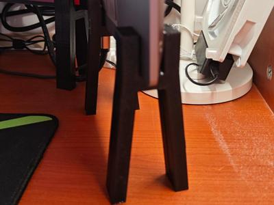 Laptop lateral height bracket