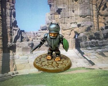 Halfling Heavy Hero - 28mm Miniature