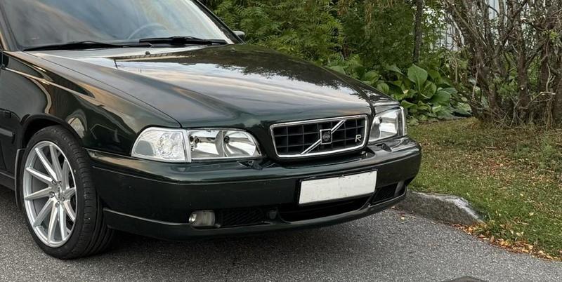 Volvo V70/S70 97-00, R Emblem "holder" for the XC-Grill