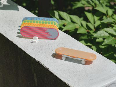 Finger skateboard
