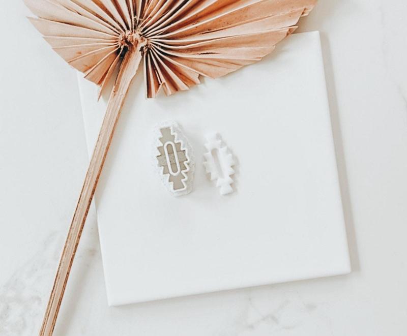 Aztec with Oval Cutout