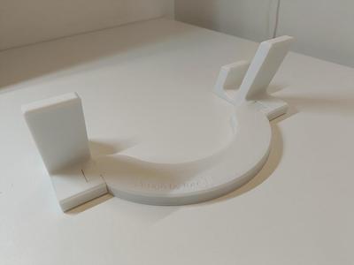 Vertical stand for medium sized laptops
