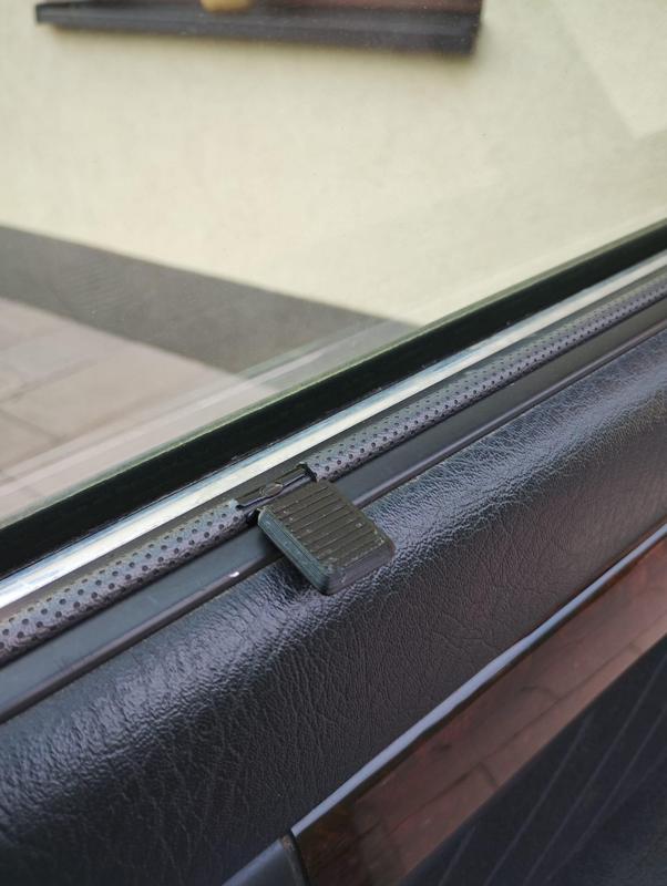 Držák sluneční roletky Audi - Audi holder sun blinds