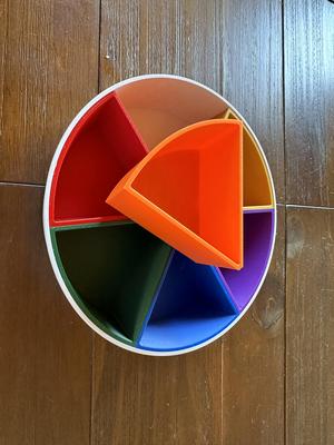 Round tray with removeable segments