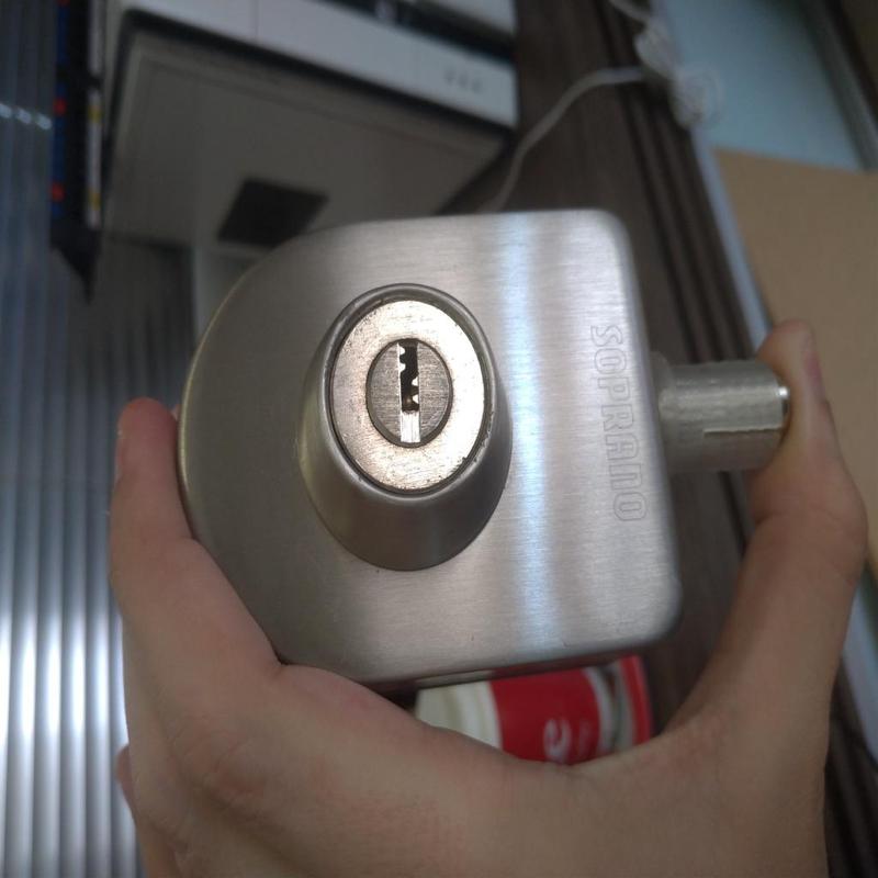 Bucha acabamento para fecho de porta de vidro Soprano