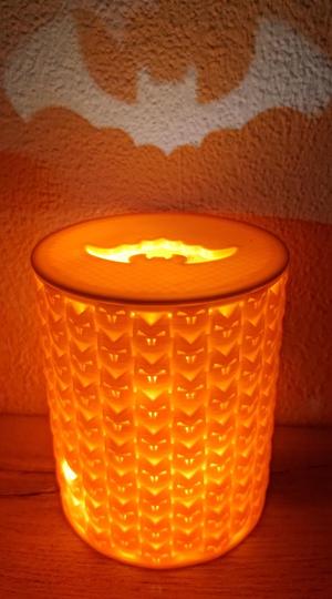 Decorative bat lamp