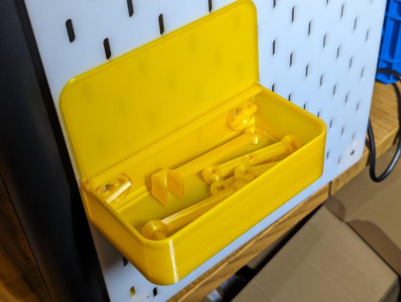 Parametric tray for T-Clip with locating pins and lid