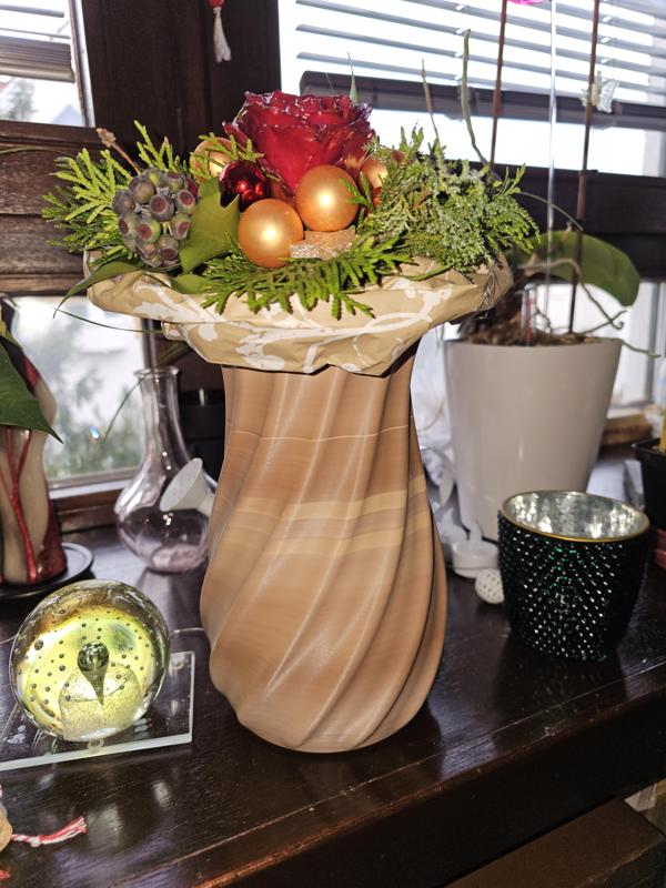Spiral pattern vase